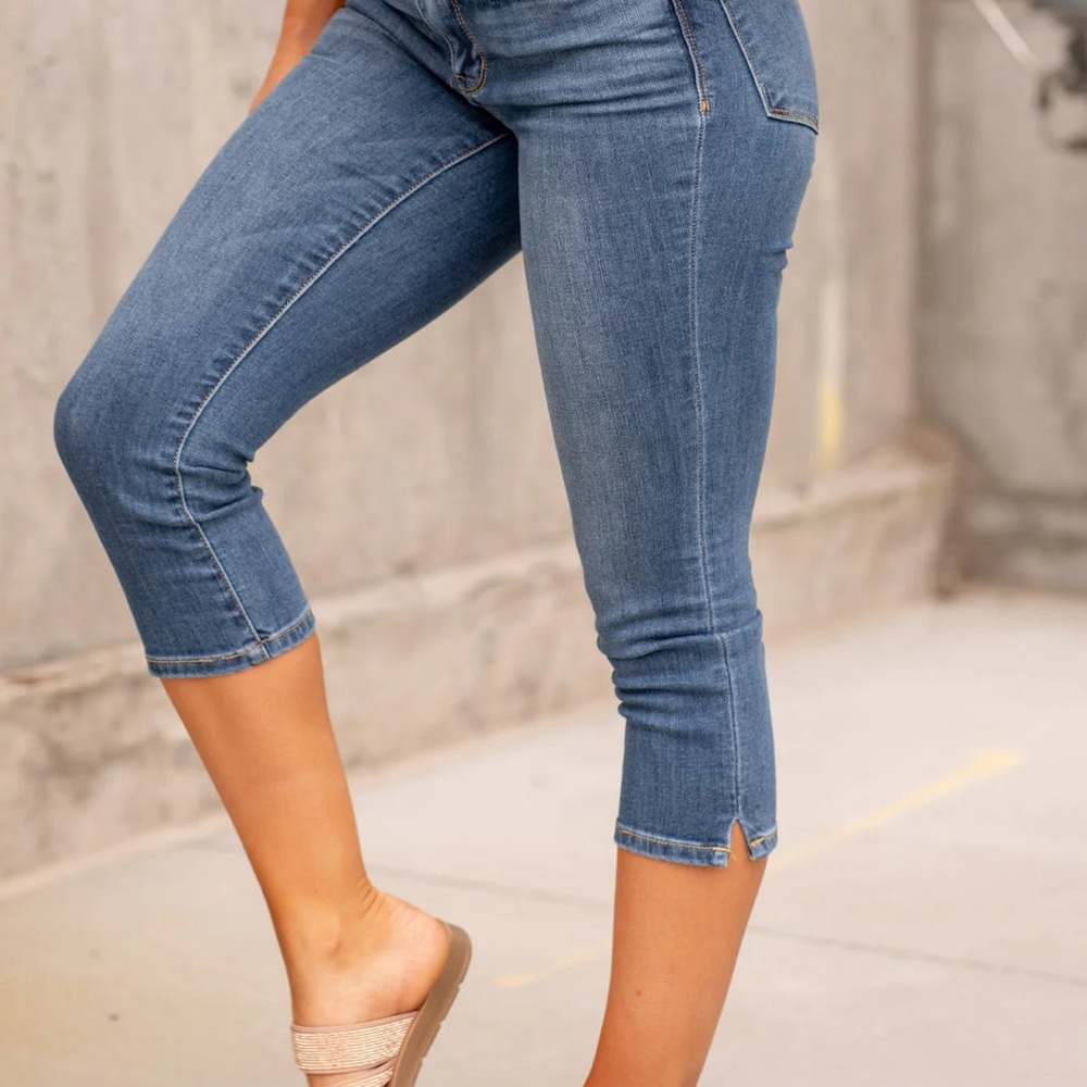 Judy Blue size 22 mid rise capri
